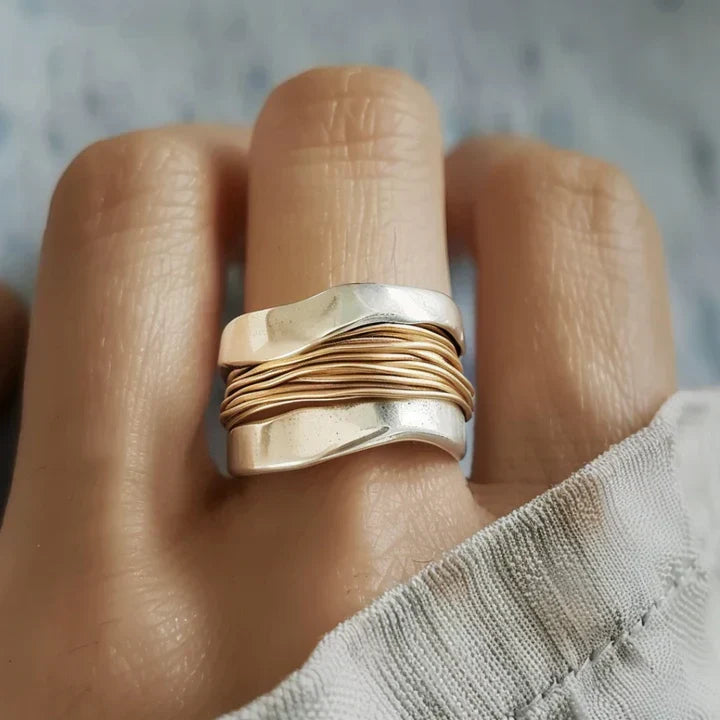Talía · Anillo plateado con hilos dorados – Silvia Morel