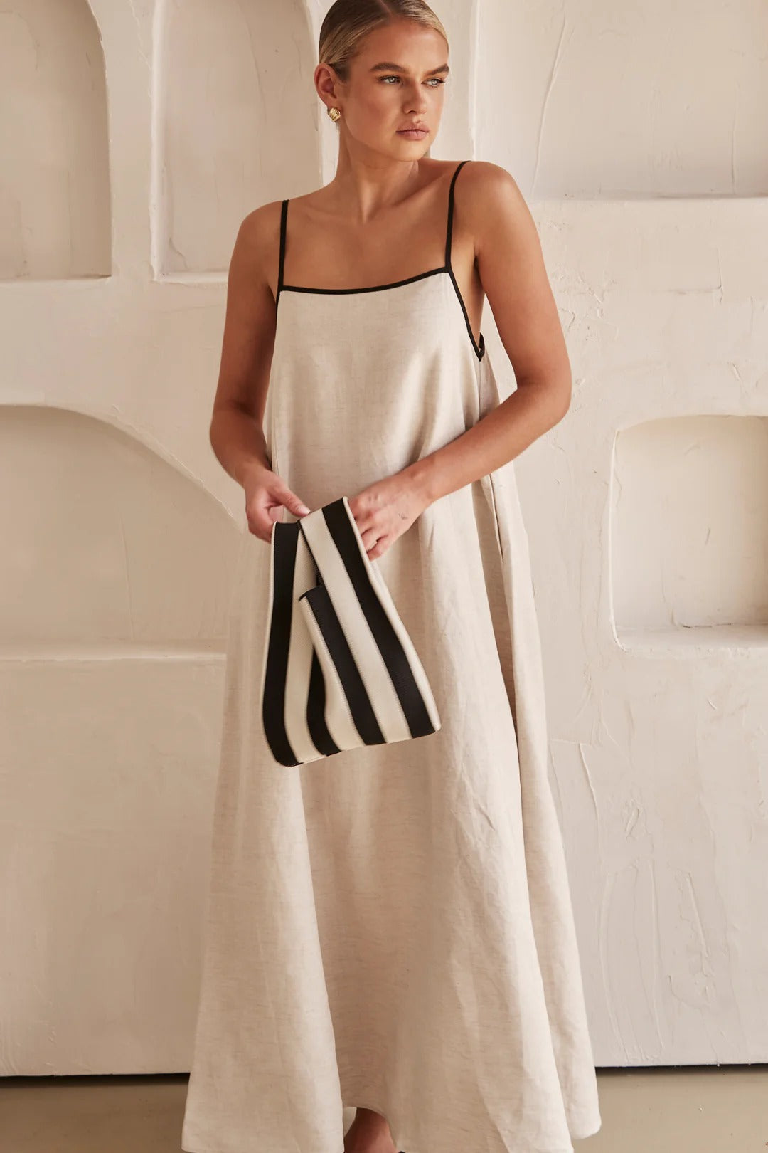Arena · Vestido largo beige de hombros descubiertos – Silvia Morel