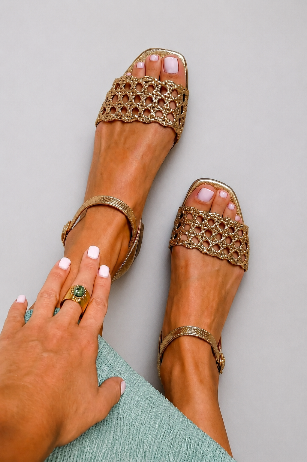 Isabel · Sandalias doradas con pulsera – Silvia Morel