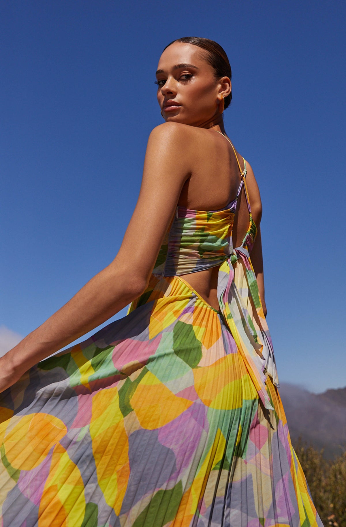 Estrella · Vestido largo plisado floral con espalda abierta – Silvia Morel
