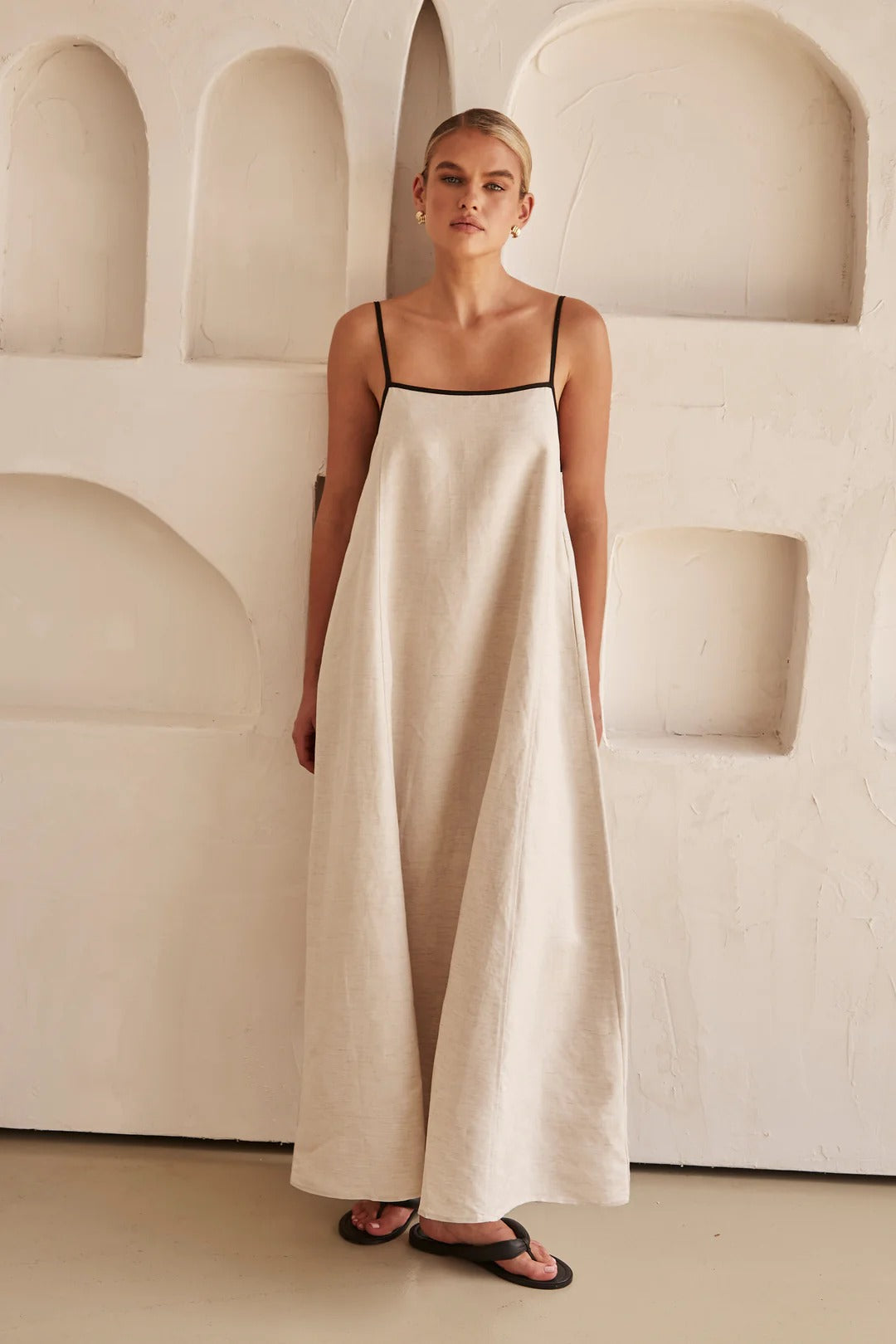 Arena · Vestido largo beige de hombros descubiertos – Silvia Morel