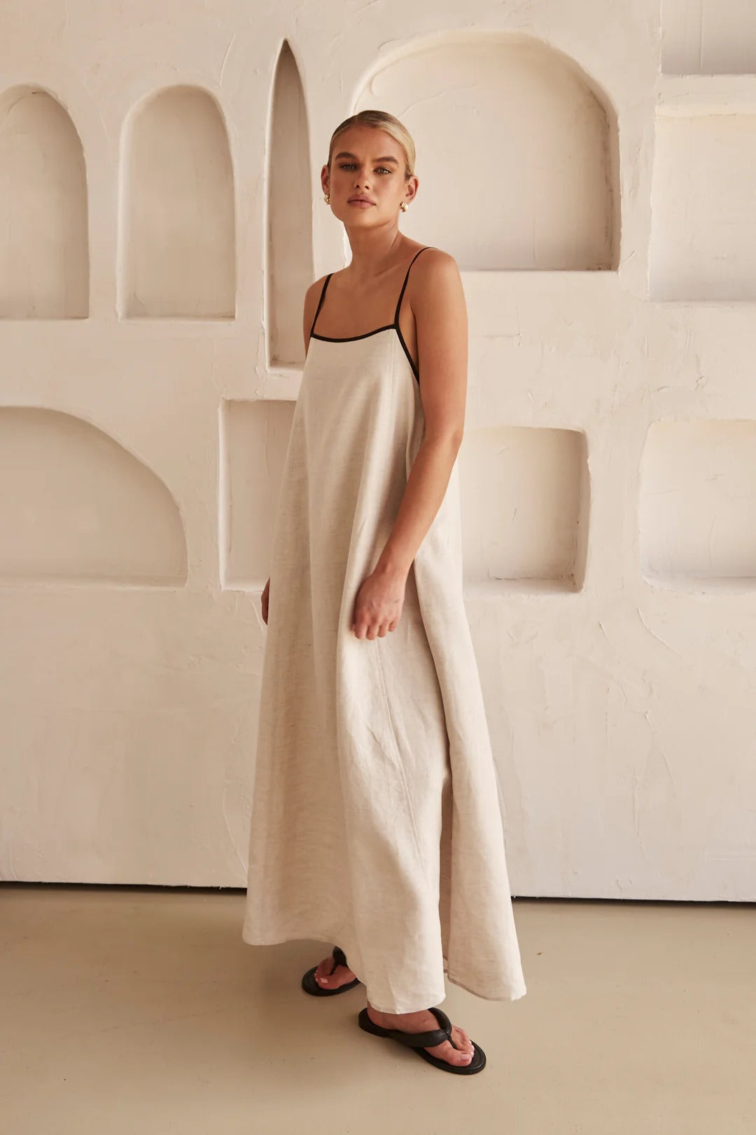 Arena · Vestido largo beige de hombros descubiertos – Silvia Morel