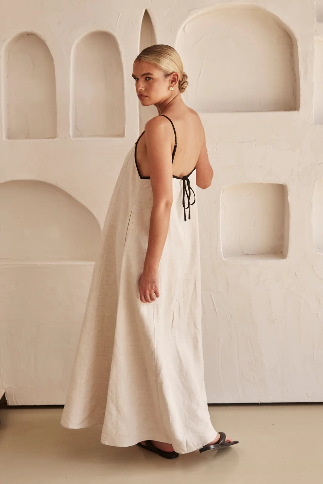 Arena · Vestido largo beige de hombros descubiertos – Silvia Morel