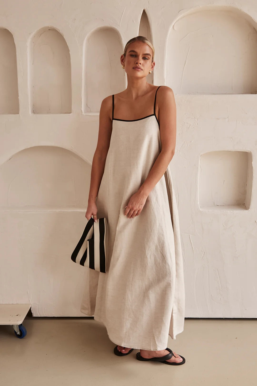Arena · Vestido largo beige de hombros descubiertos – Silvia Morel