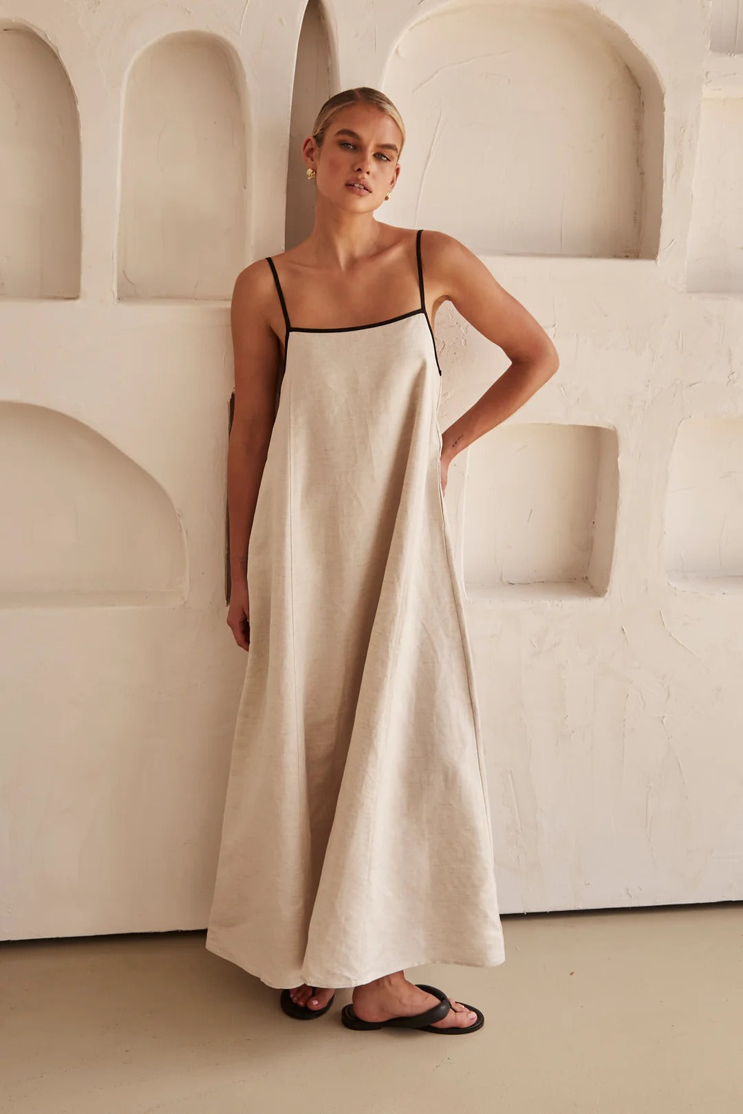 Arena · Vestido largo beige de hombros descubiertos – Silvia Morel