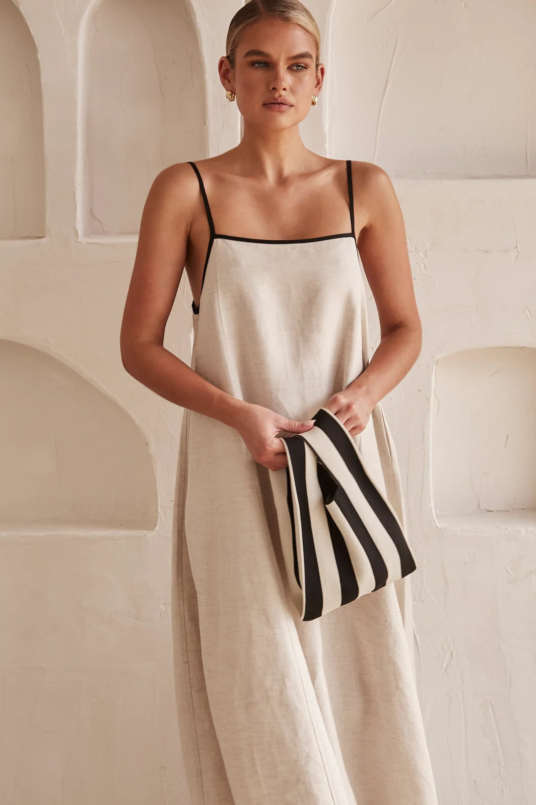Arena · Vestido largo beige de hombros descubiertos – Silvia Morel