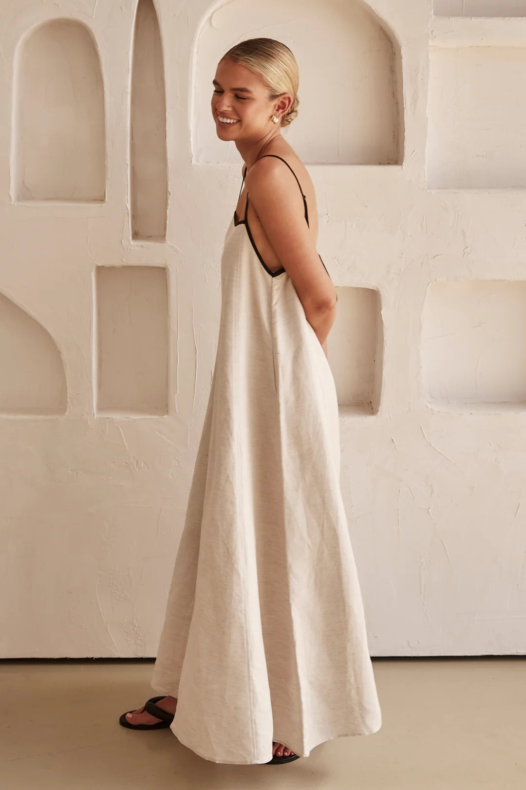 Arena · Vestido largo beige de hombros descubiertos – Silvia Morel