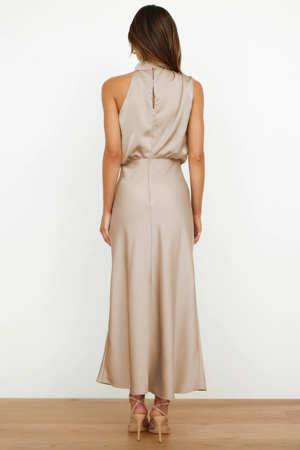 Cristina · Vestido largo satinado halter – Silvia Morel