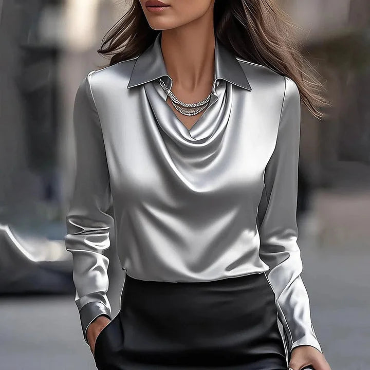 Serena · Blusa satinada con escote drapeado – Silvia Morel
