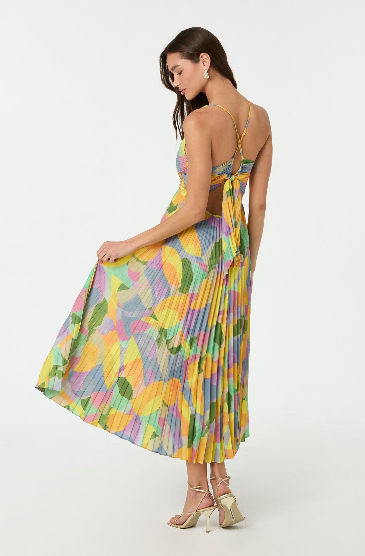Estrella · Vestido largo plisado floral con espalda abierta – Silvia Morel
