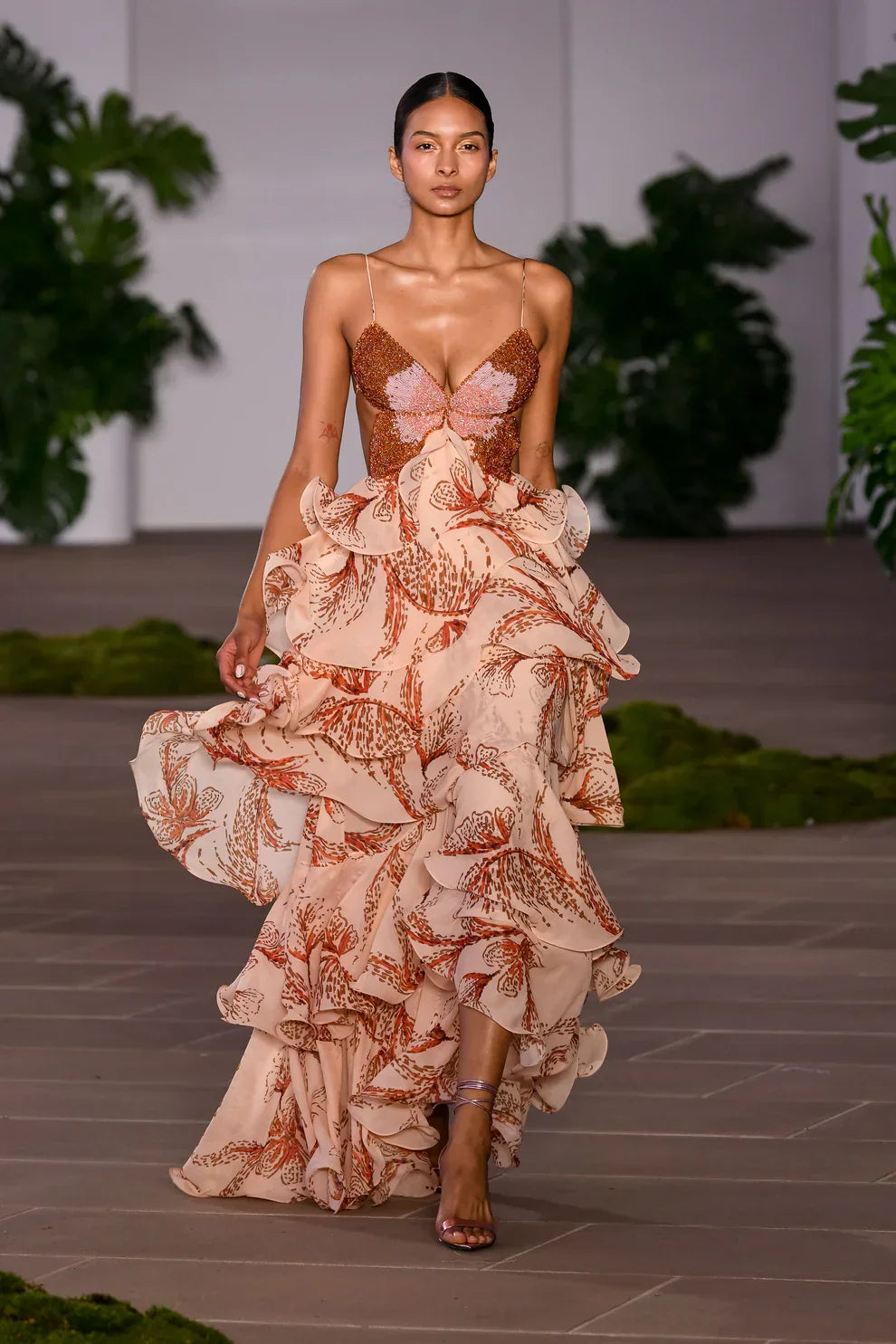 Amanda · Vestido con volantes y escote joya – Silvia Morel