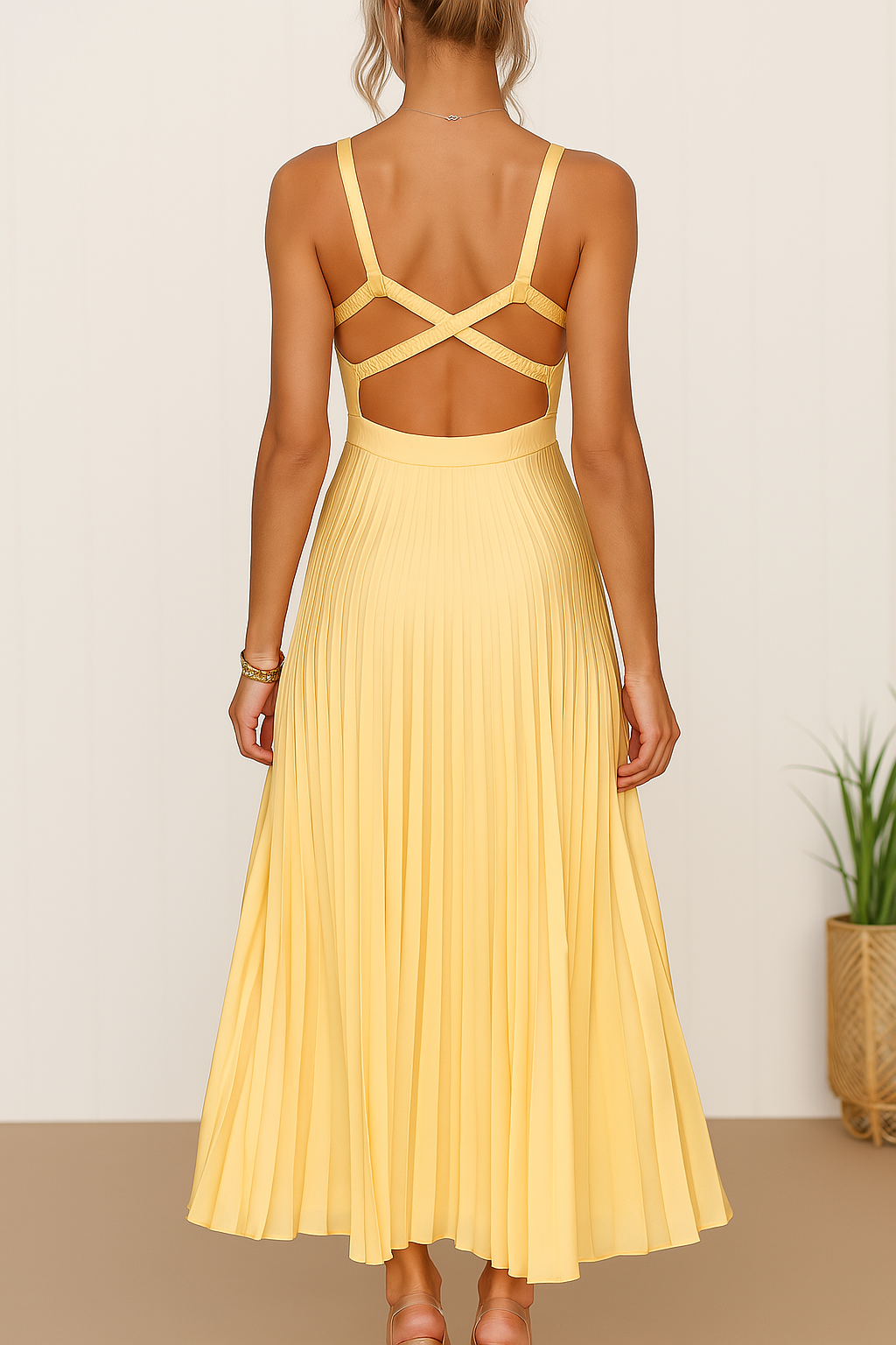 Atardecer · Vestido plisado amarillo con espalda abierta – Silvia Morel