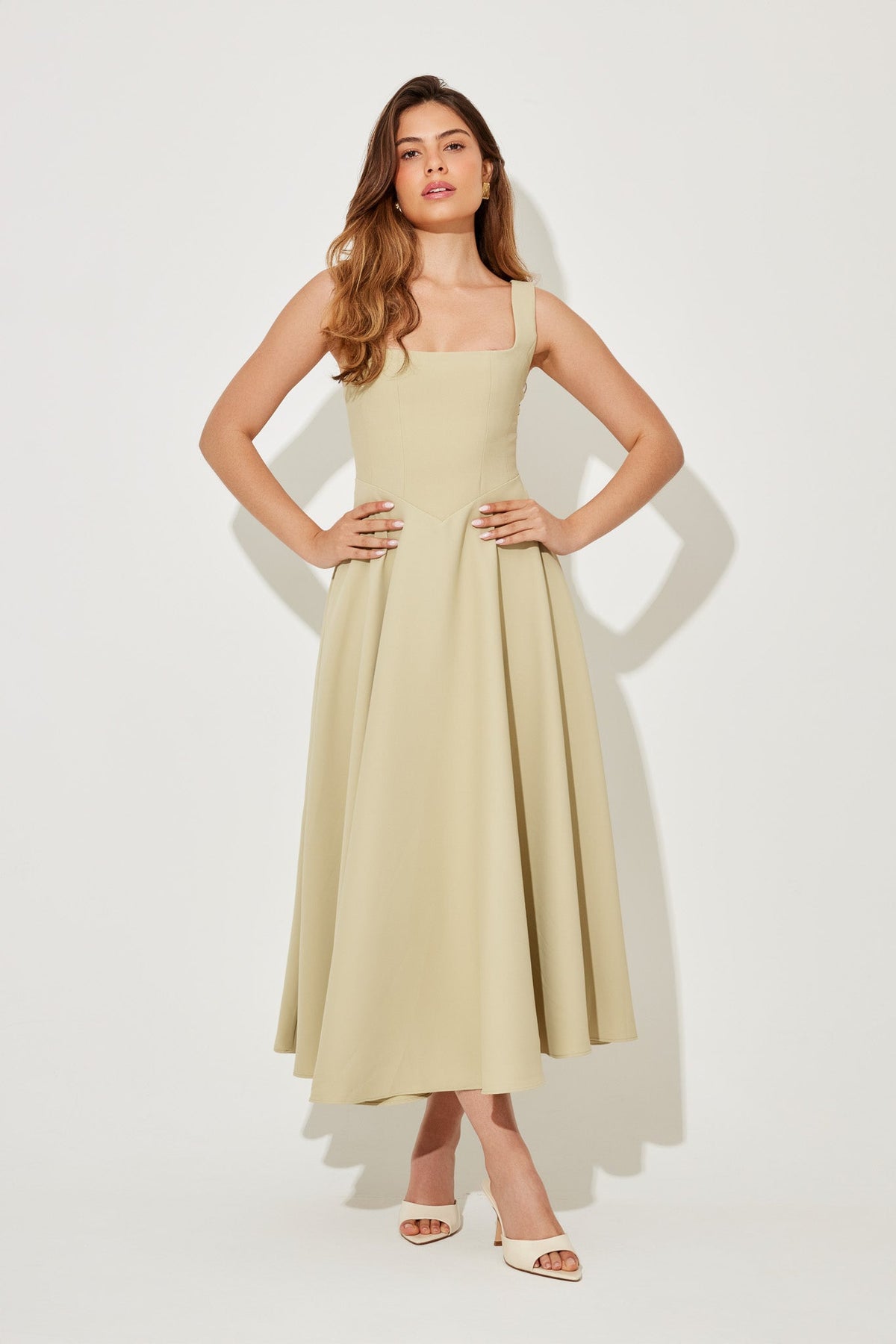 Lía · Vestido midi de escote cuadrado – Silvia Morel