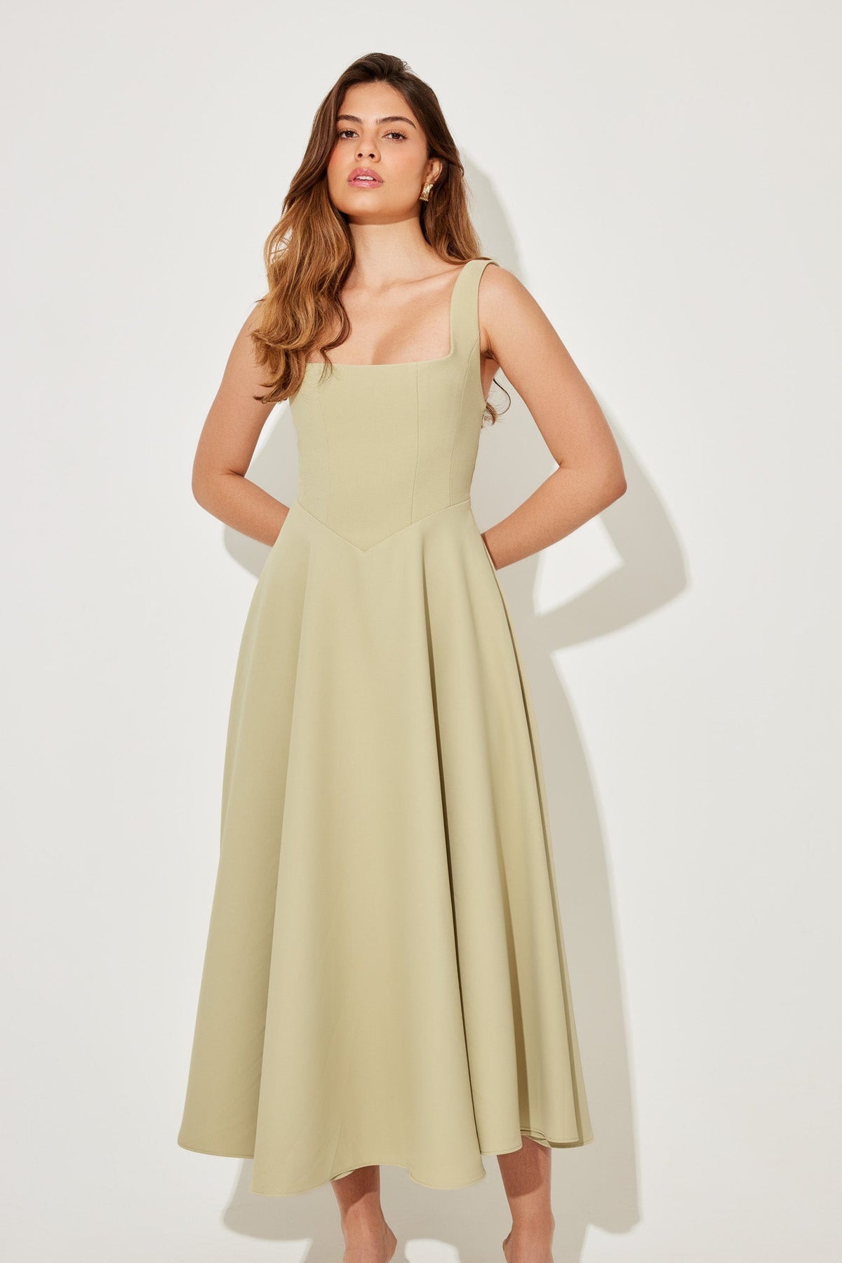 Lía · Vestido midi de escote cuadrado – Silvia Morel