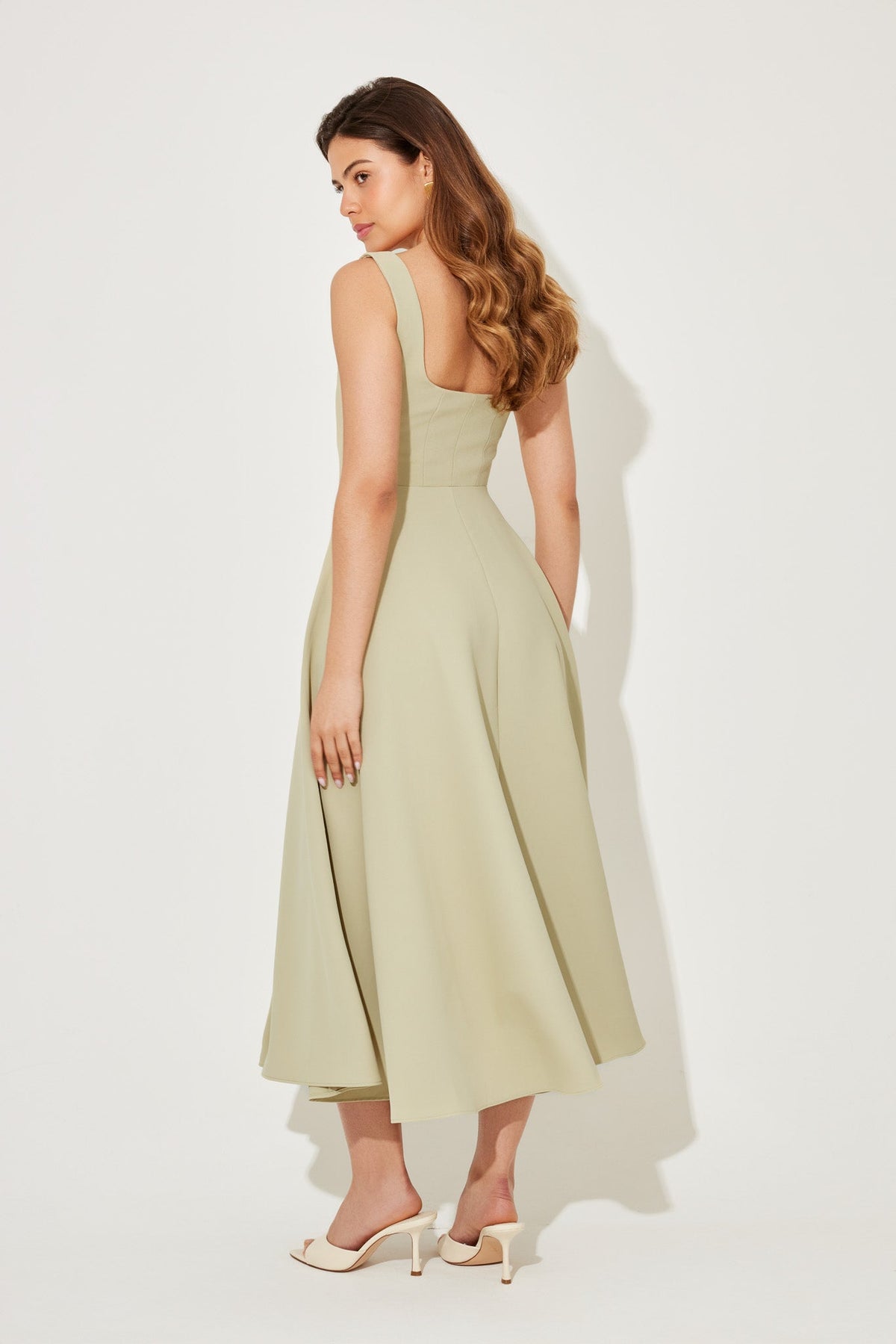 Lía · Vestido midi de escote cuadrado – Silvia Morel