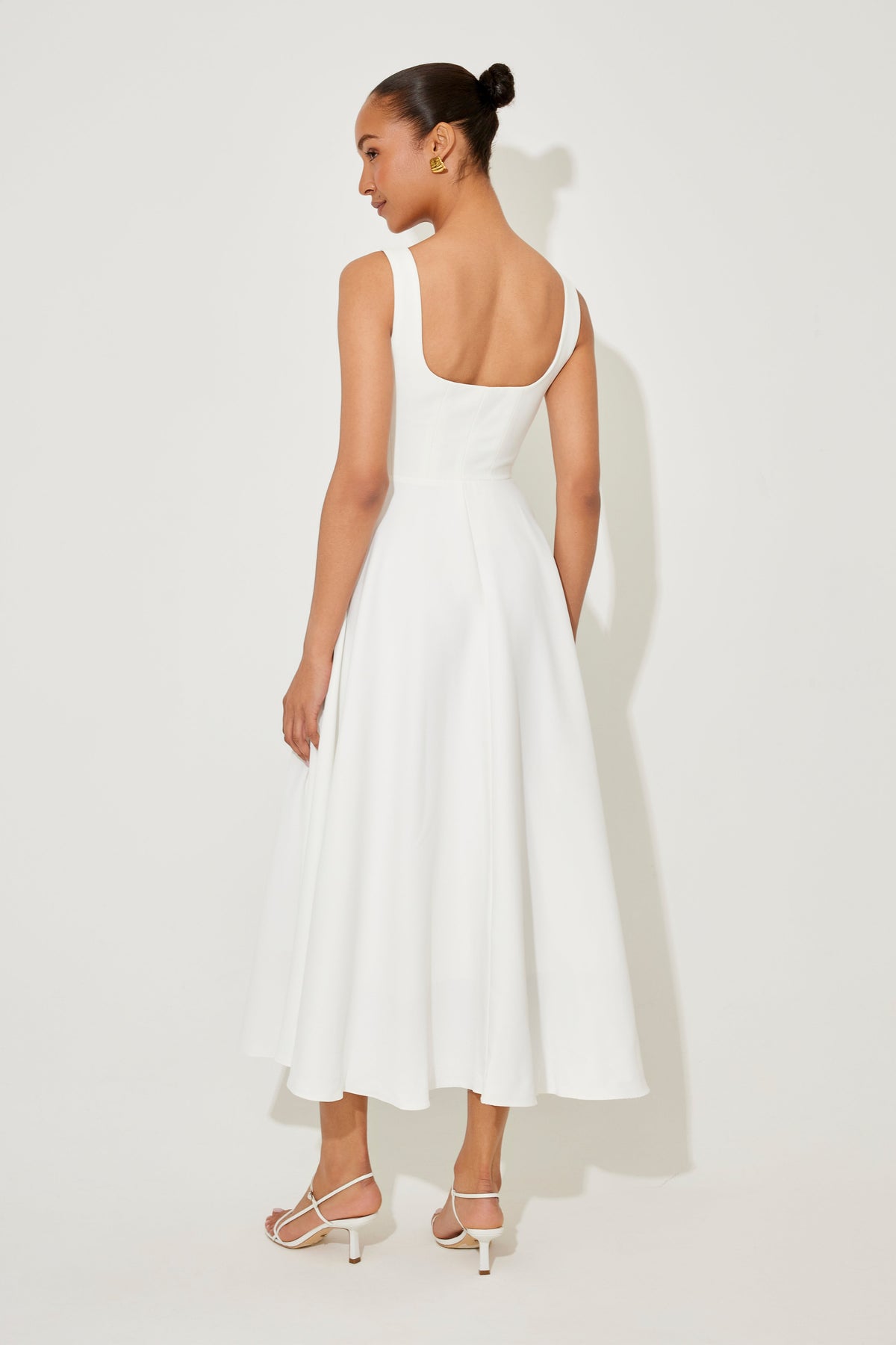 Lía · Vestido midi de escote cuadrado – Silvia Morel