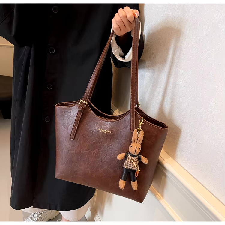 Nicole · Bolso tote vintage con dije – Silvia Morel
