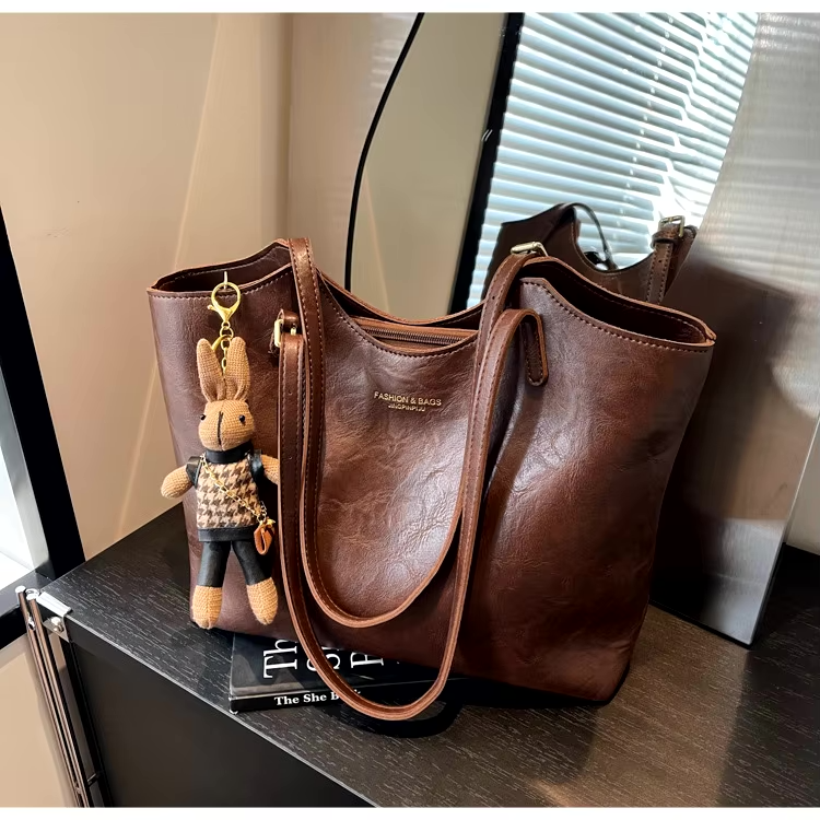 Nicole · Bolso tote vintage con dije – Silvia Morel