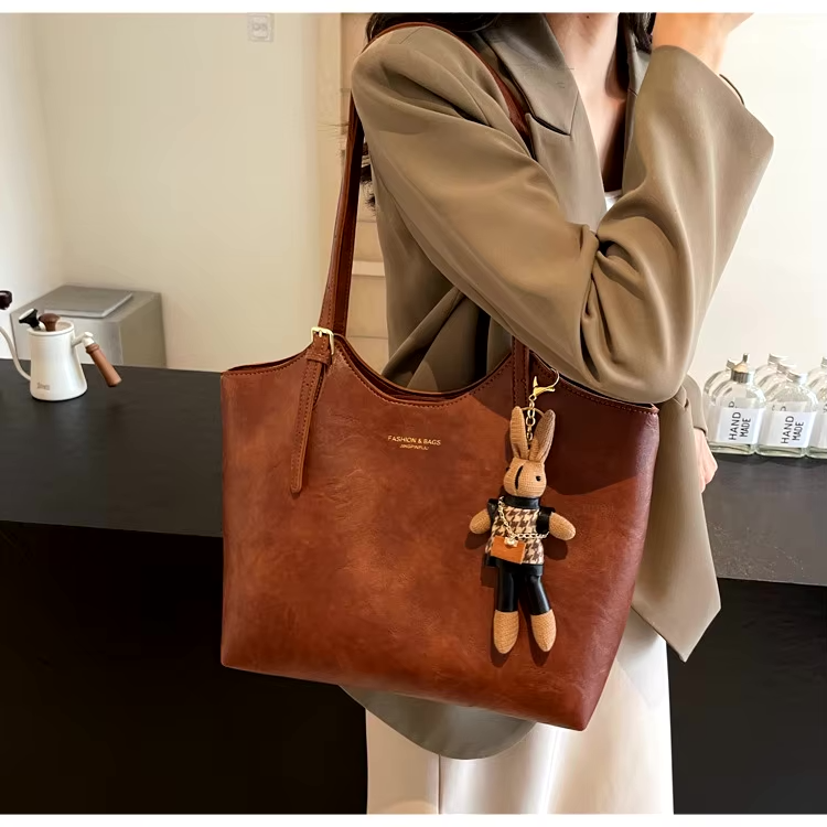 Nicole · Bolso tote vintage con dije – Silvia Morel