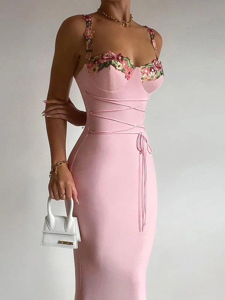 Clarisa · Vestido largo rosa con flores en el busto – Silvia Morel
