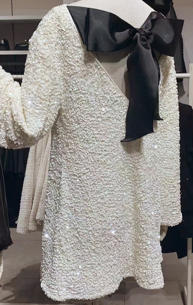 Leandra · Vestido de lentejuelas con lazo – Silvia Morel