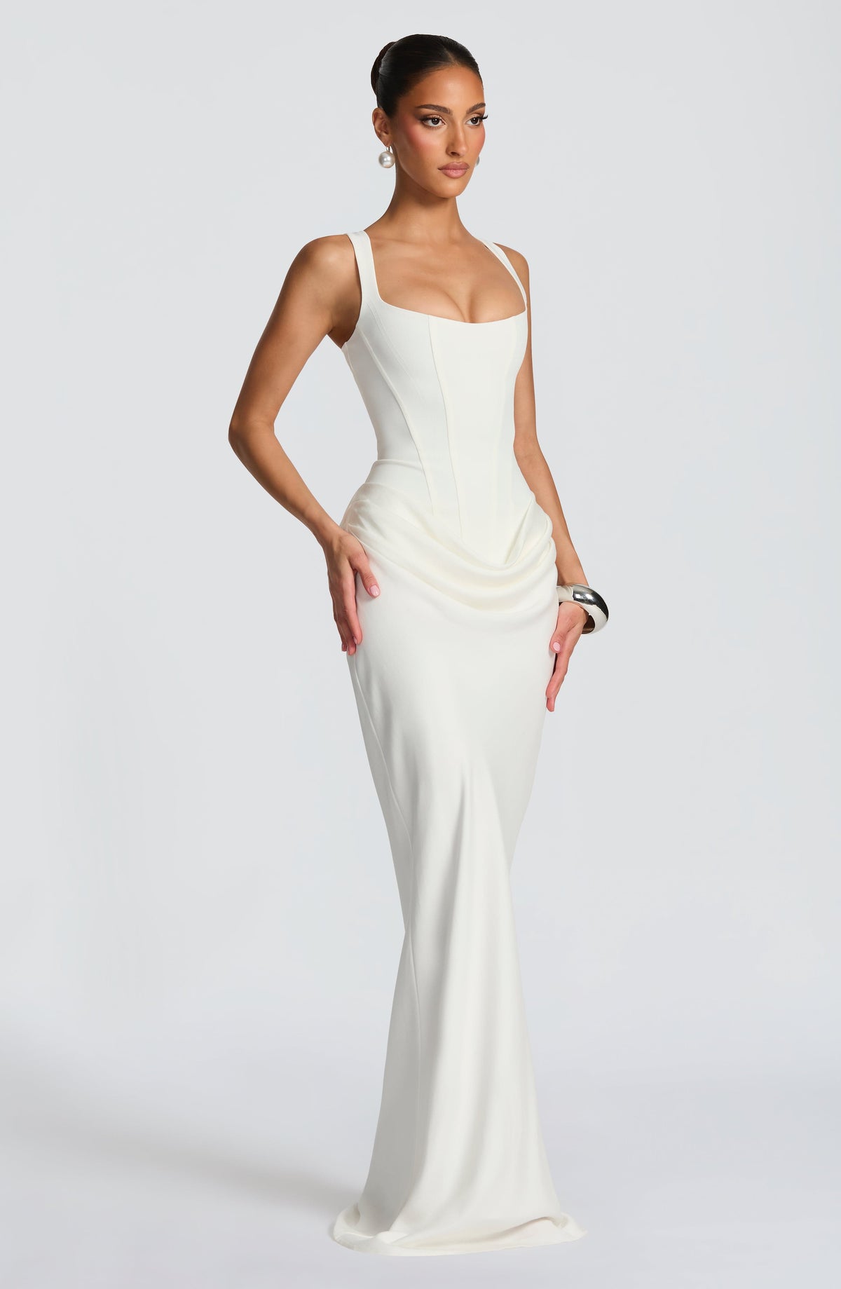 Ivana · Vestido largo satinado de escote cuadrado – Silvia Morel