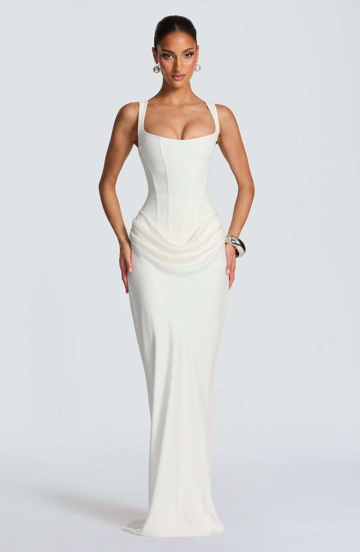 Ivana · Vestido largo satinado de escote cuadrado – Silvia Morel