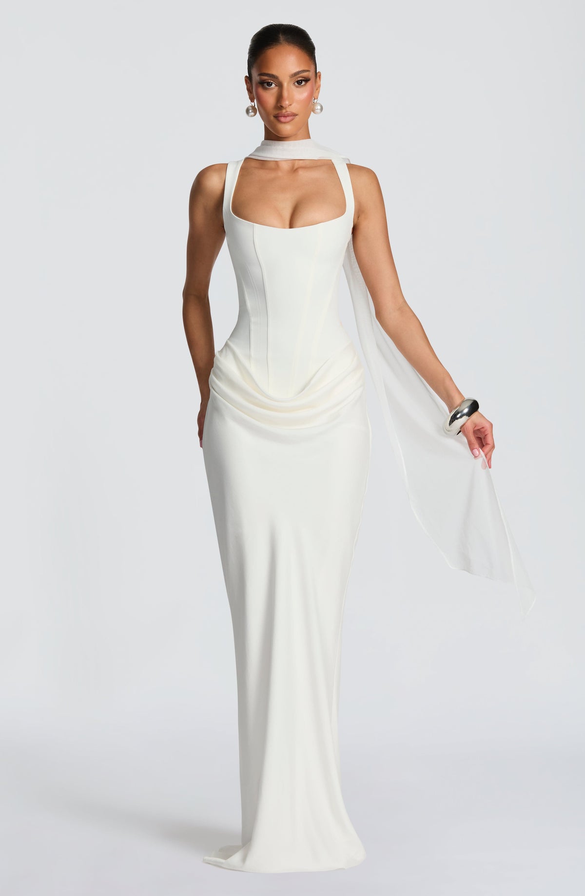 Ivana · Vestido largo satinado de escote cuadrado – Silvia Morel