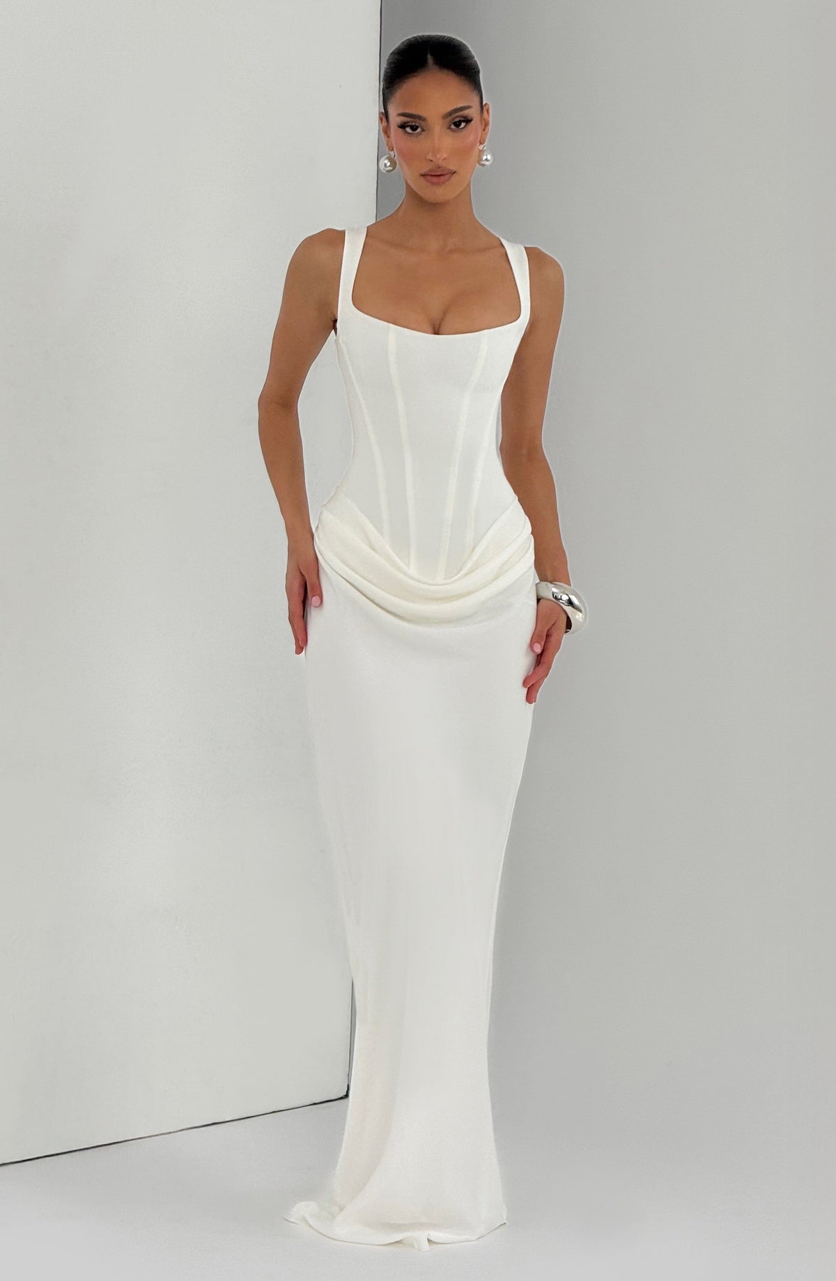 Ivana · Vestido largo satinado de escote cuadrado – Silvia Morel