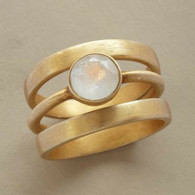 Selenita · Anillo dorado con piedra lunar – Silvia Morel